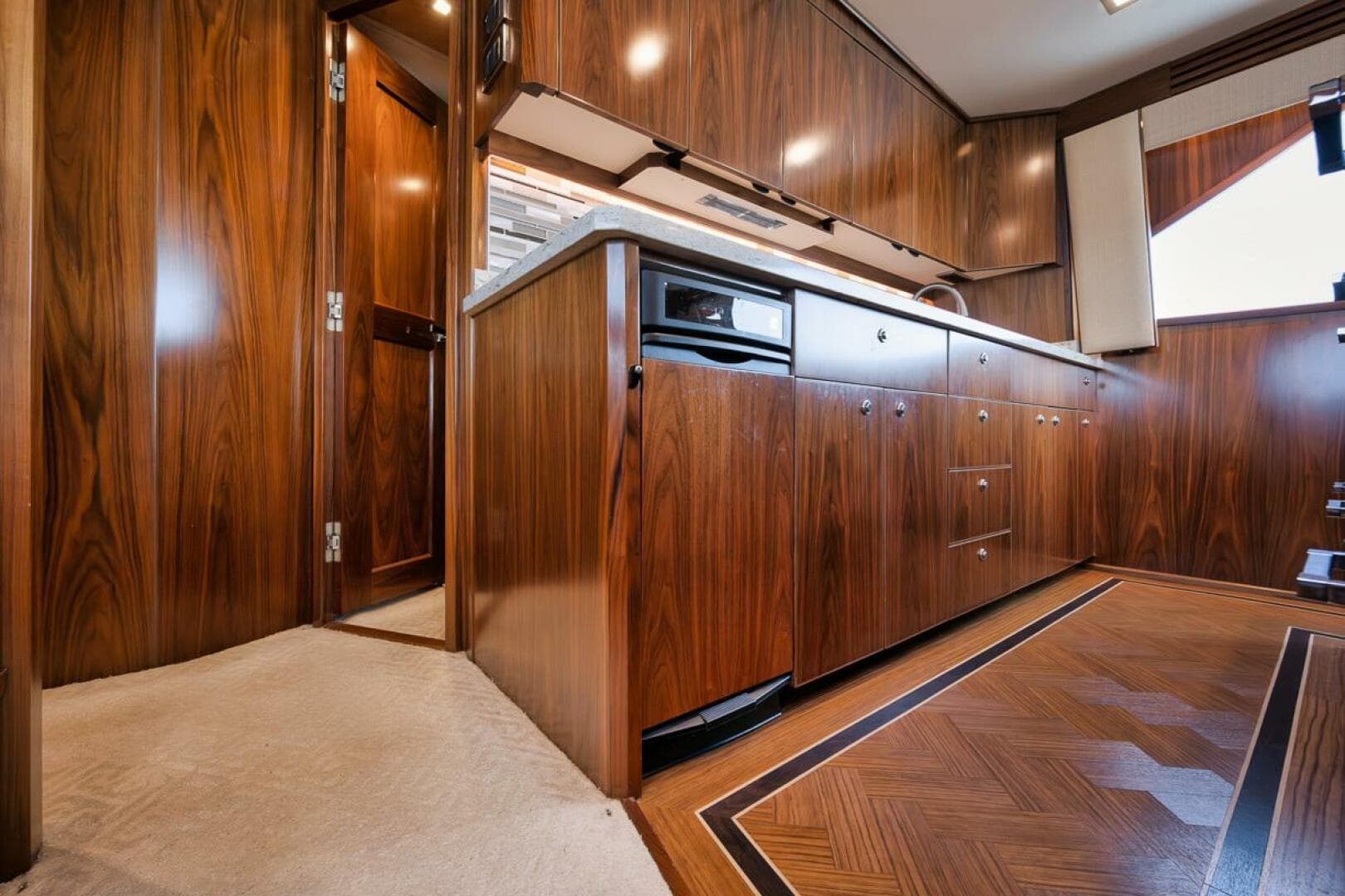 2019 Viking 68 Convertible — photo 10