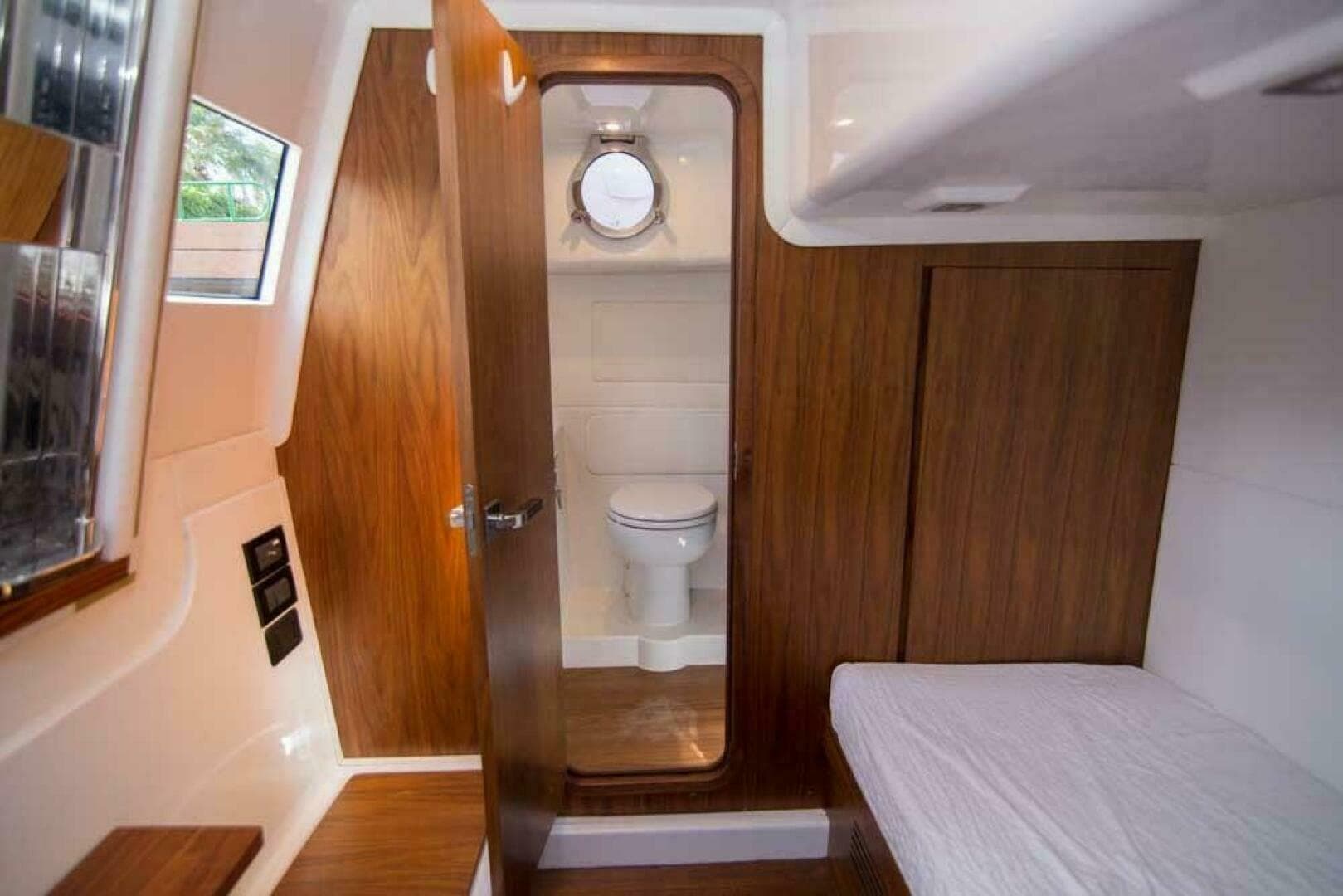 2019 Sundeck Yachts 580 Sport — photo 46