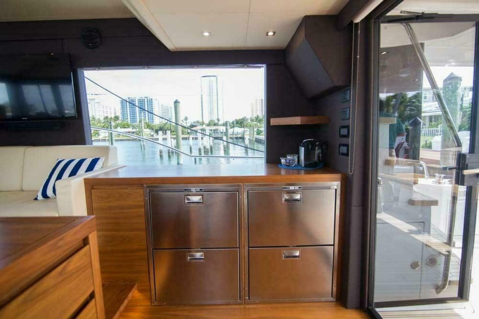 2019 Sundeck Yachts 580 Sport — photo 3