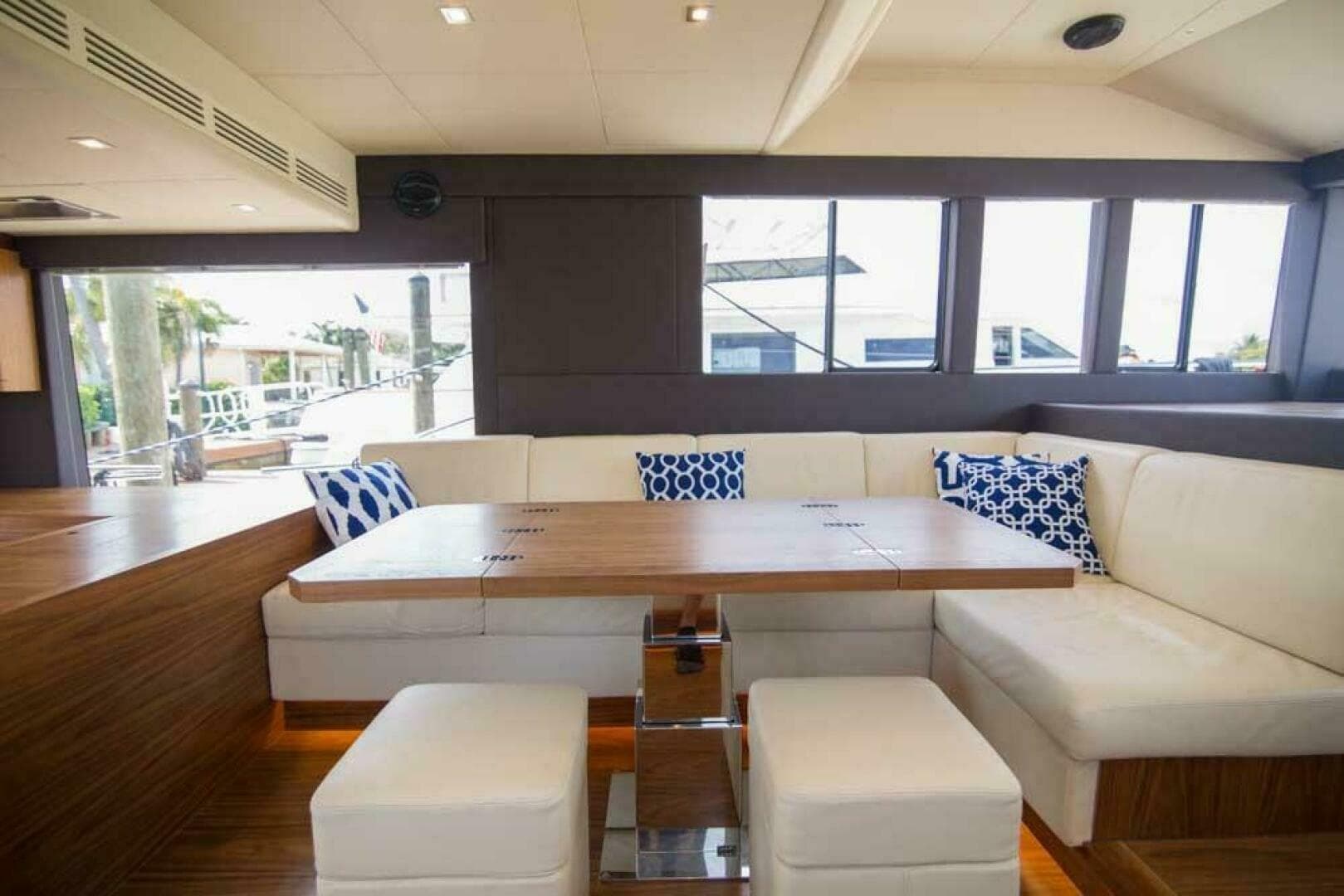 2019 Sundeck Yachts 580 Sport — photo 8