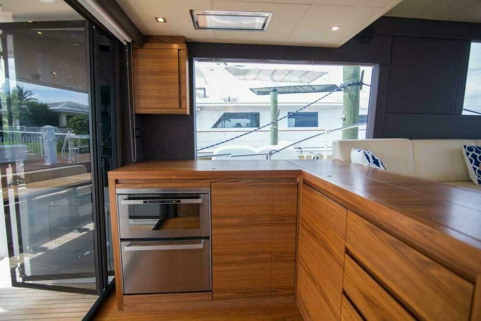 2019 Sundeck Yachts 580 Sport — photo 4