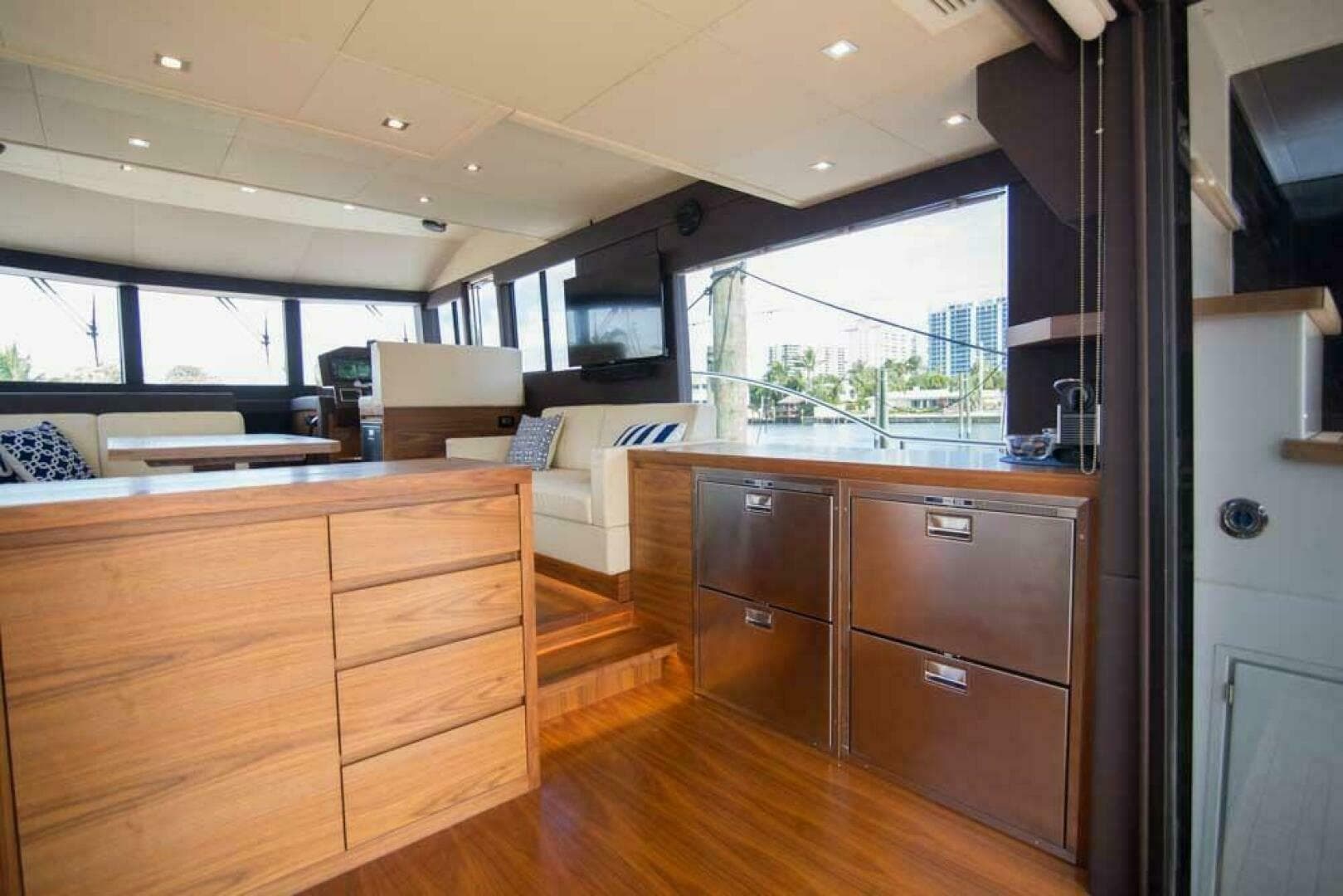 2019 Sundeck Yachts 580 Sport — photo 2