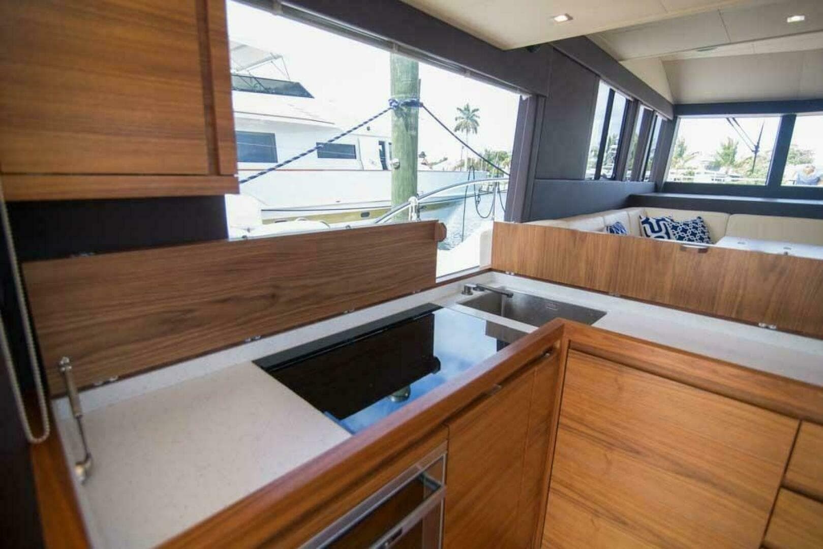 2019 Sundeck Yachts 580 Sport — photo 6