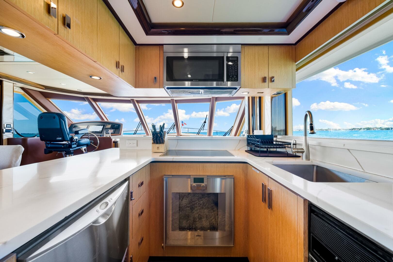 2010 Ocean Alexander 83 — photo 19