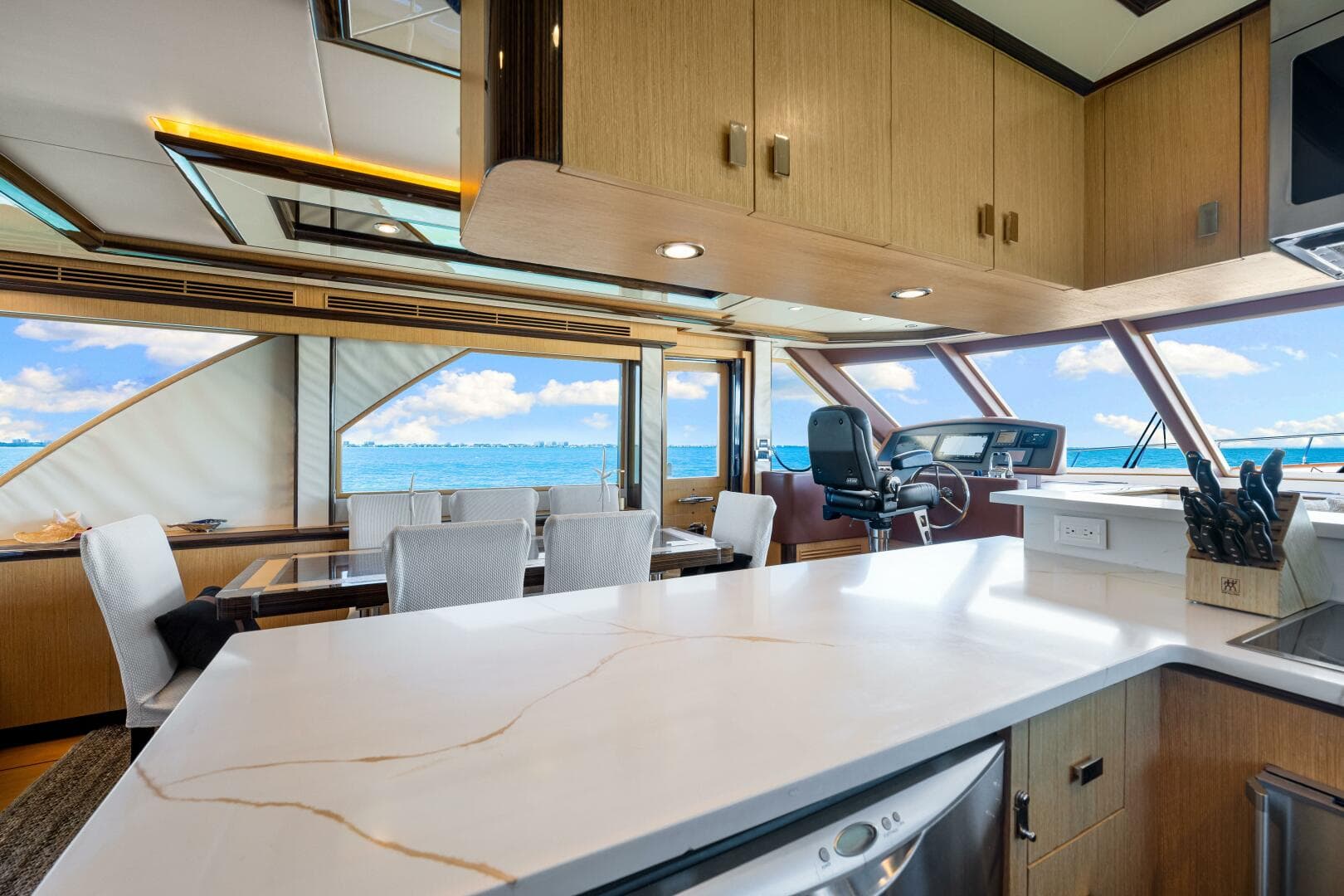 2010 Ocean Alexander 83 — photo 20