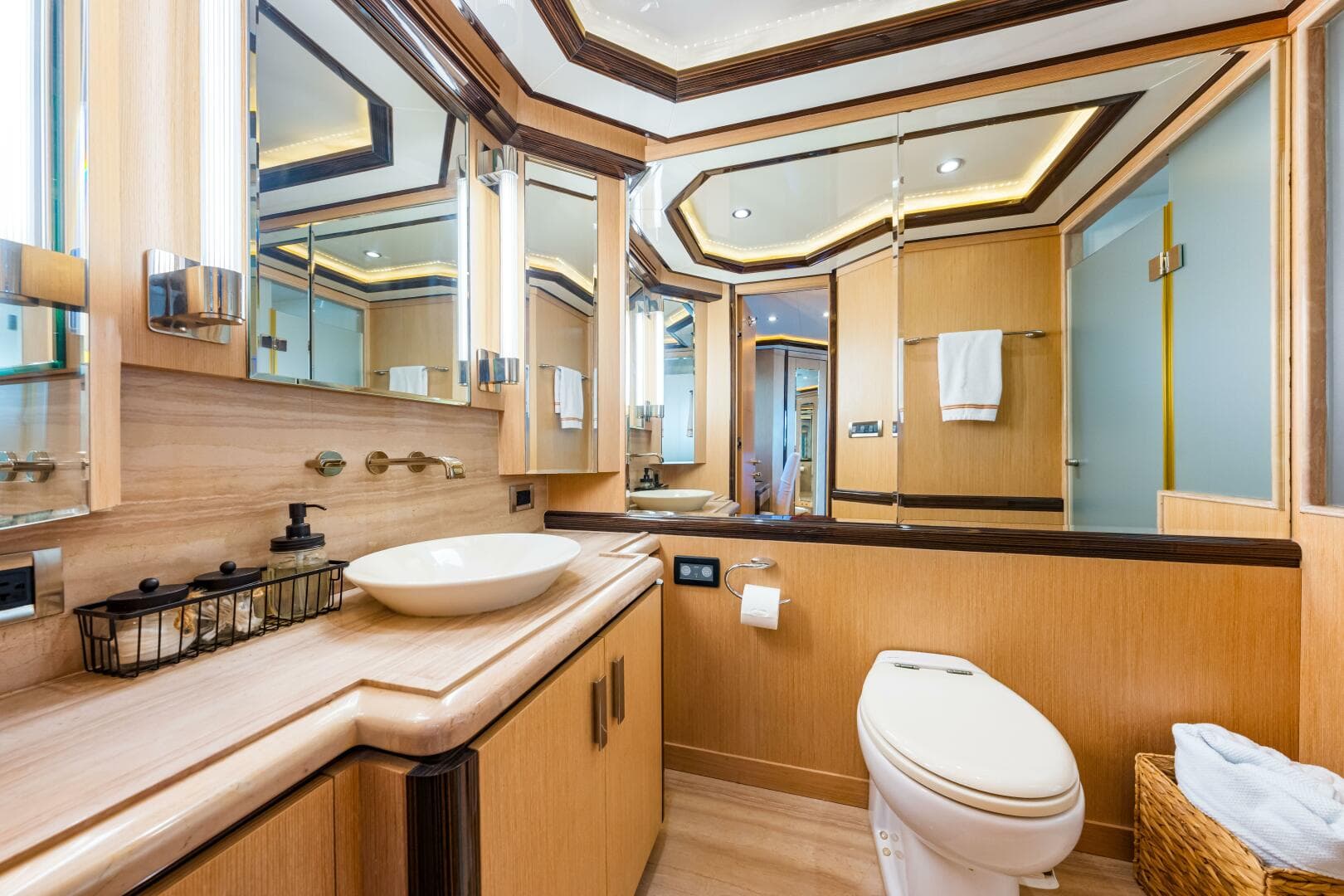 2010 Ocean Alexander 83 — photo 32