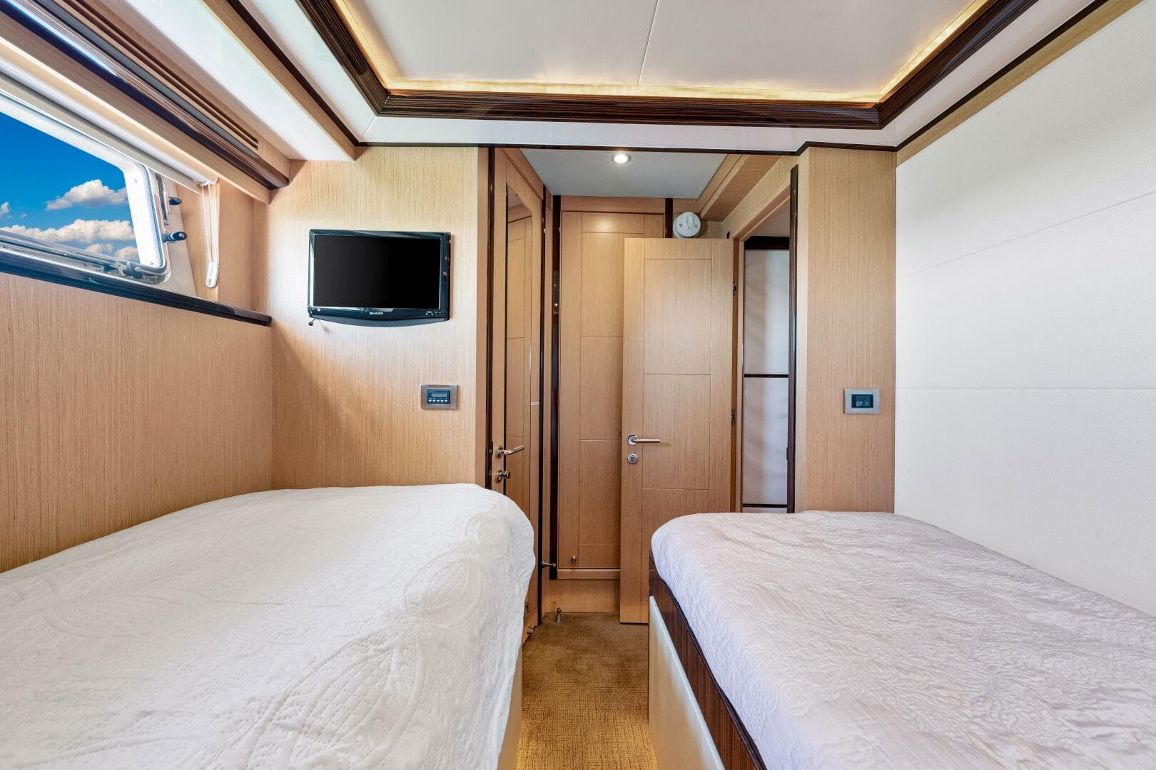 2010 Ocean Alexander 83 — photo 42