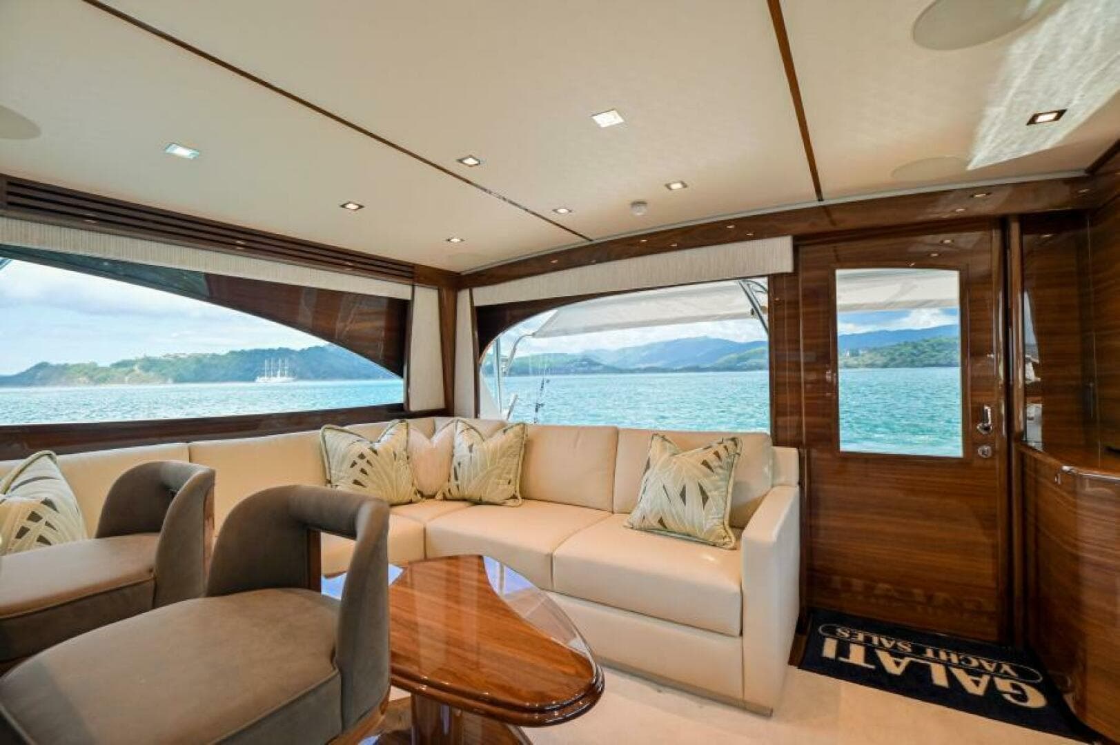 2023 Viking 64 Convertible — photo 9