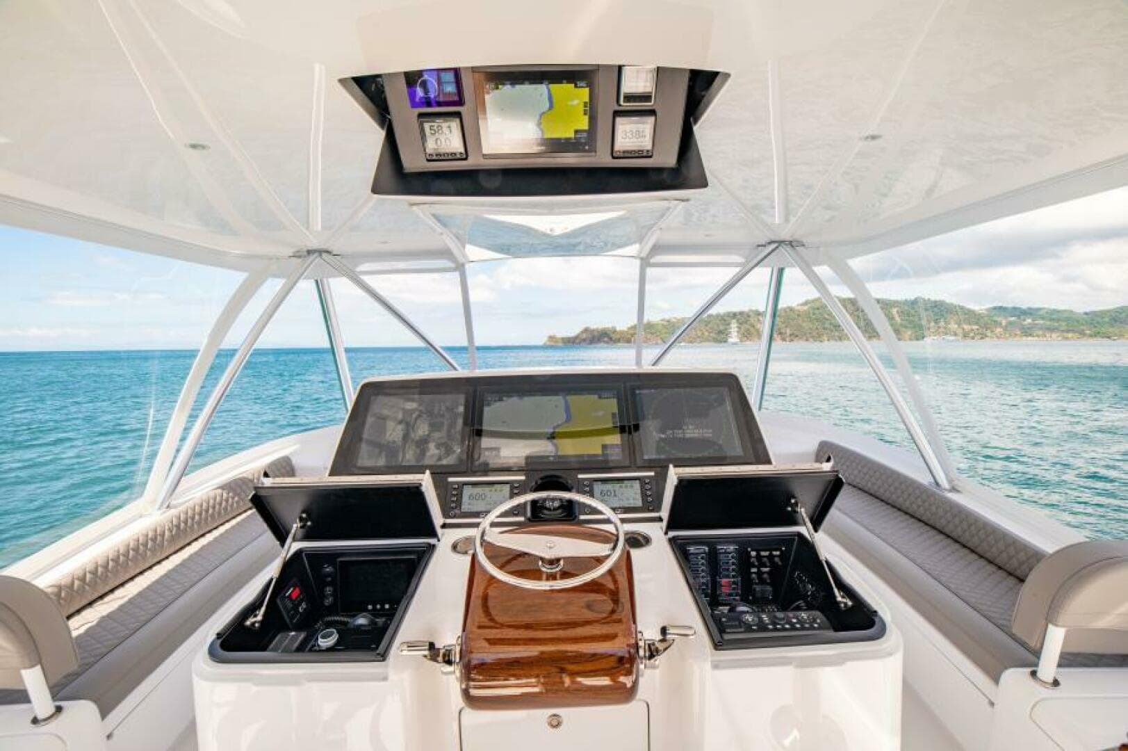 2023 Viking 64 Convertible — photo 2