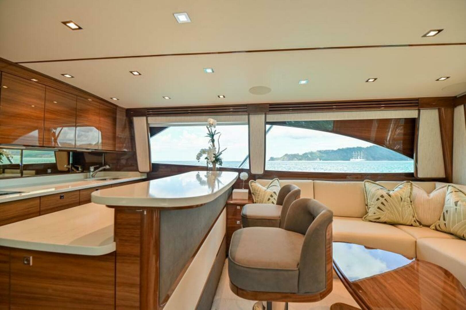 2023 Viking 64 Convertible — photo 10