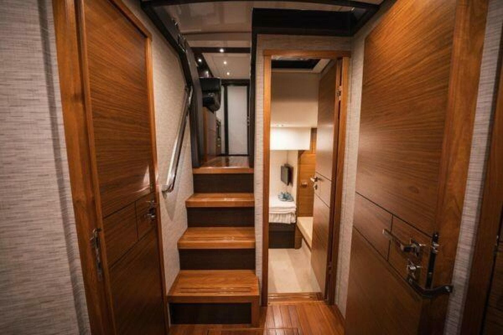 2016 Tiara Yachts 44 Coupe — photo 6
