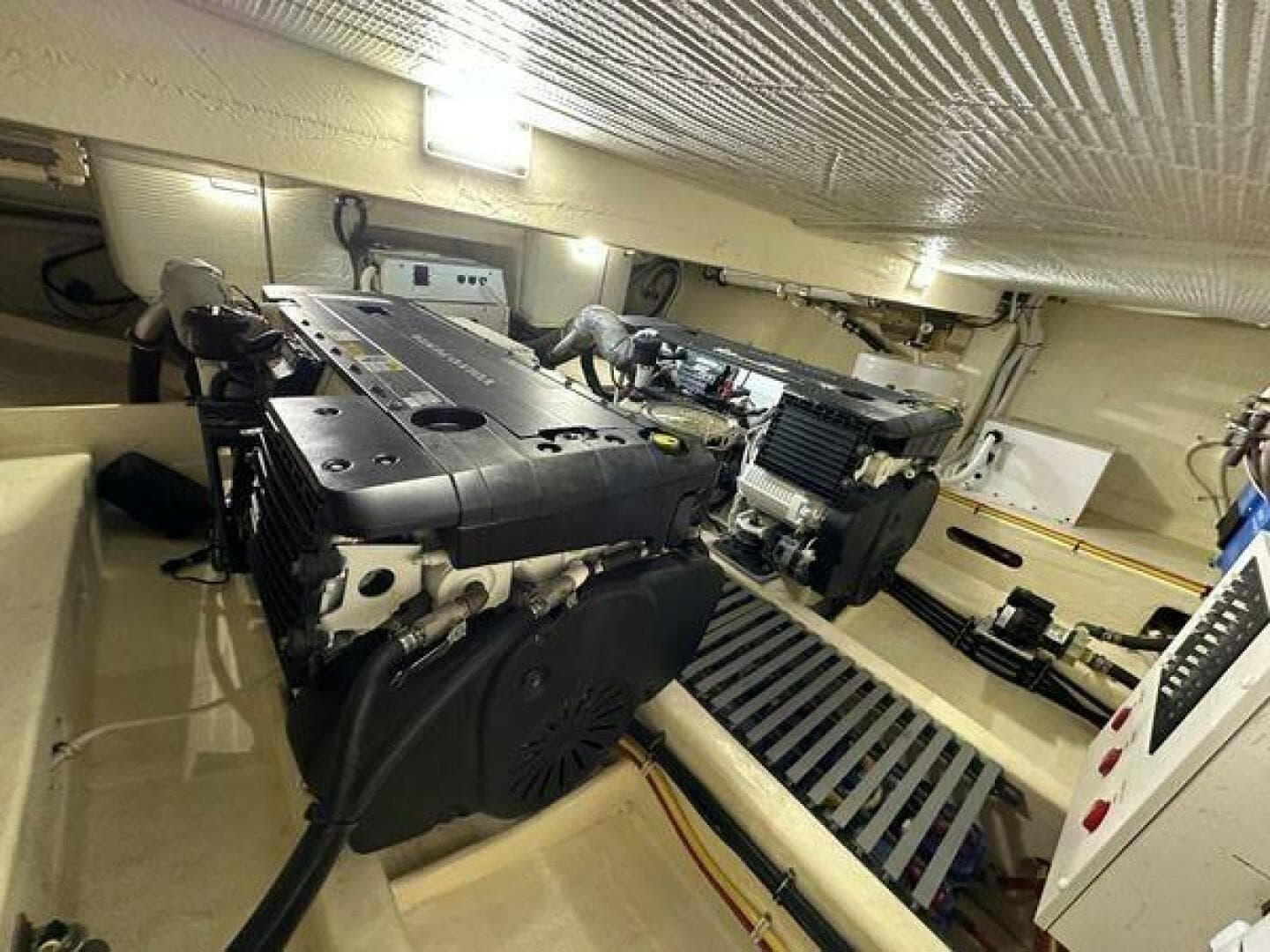 2016 Tiara Yachts 44 Coupe — photo 17