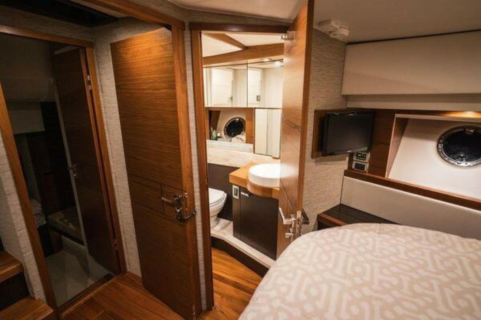 2016 Tiara Yachts 44 Coupe — photo 8