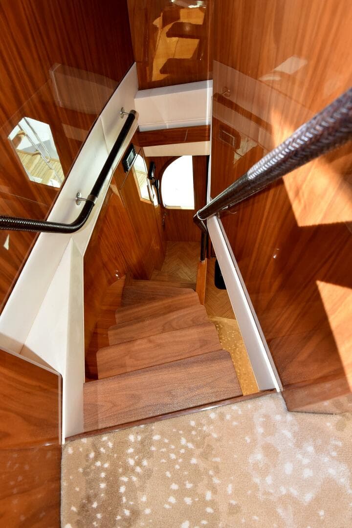 2019 Viking 80 Skybridge — photo 54