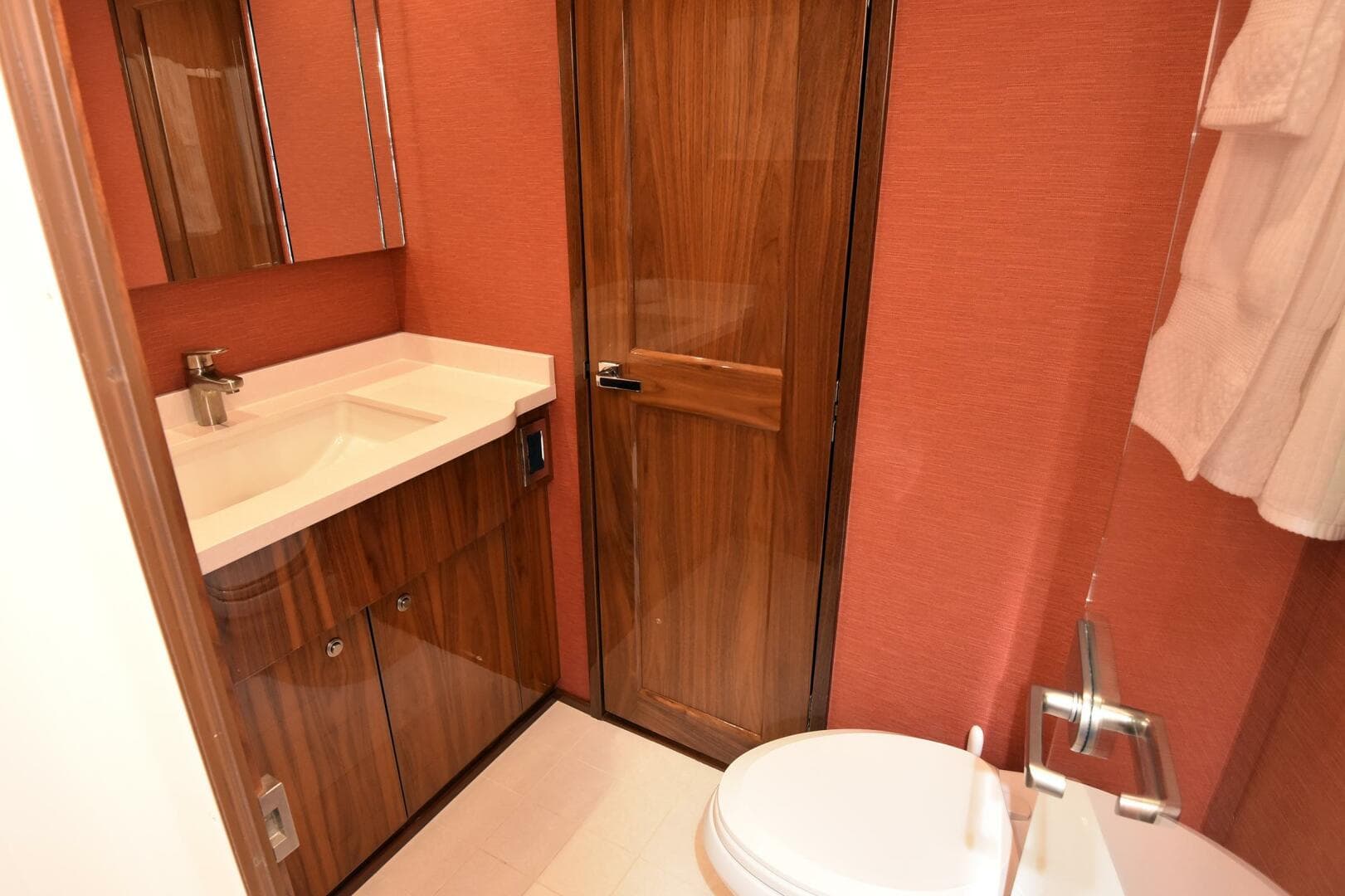 2019 Viking 80 Skybridge — photo 35