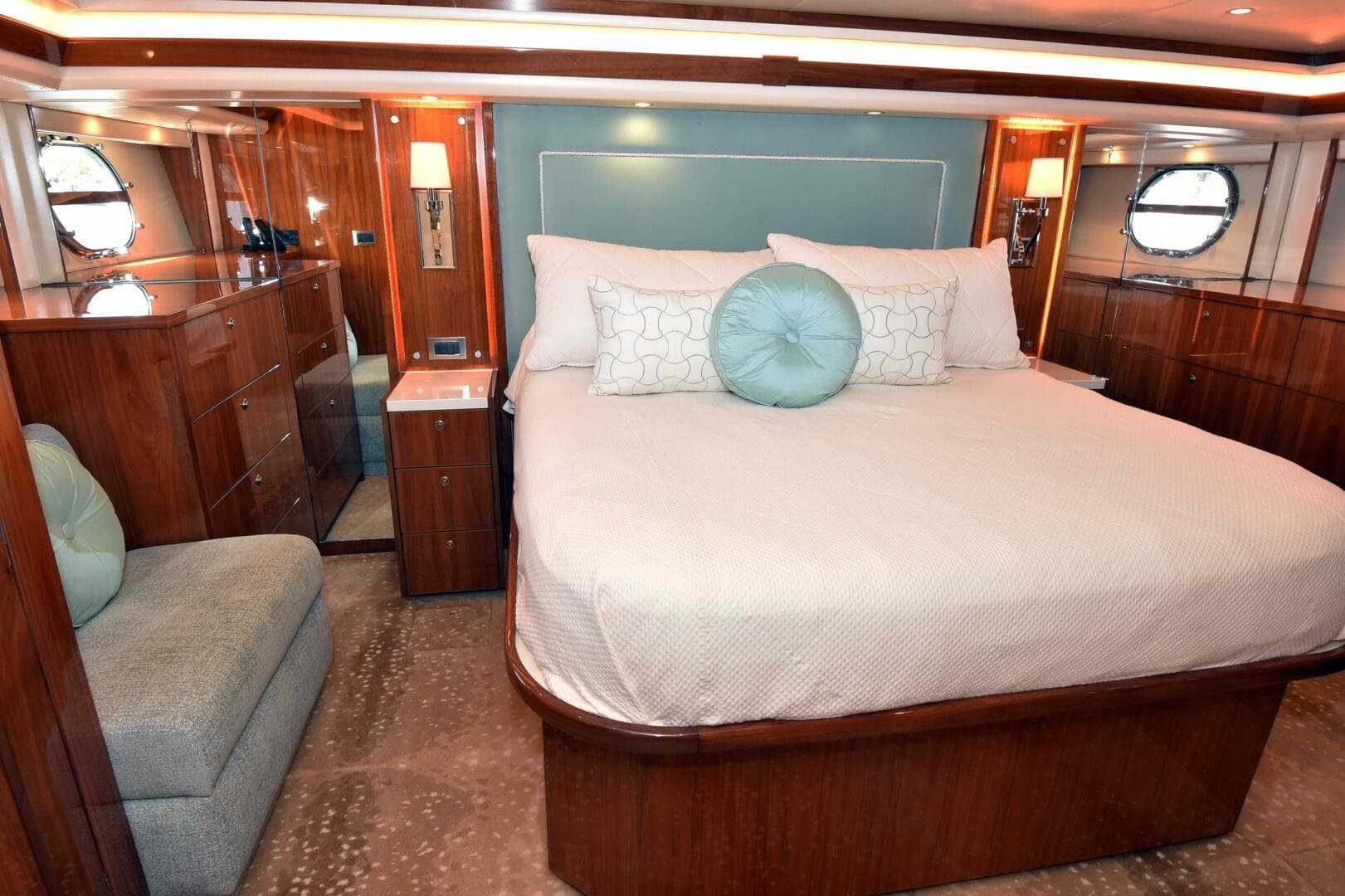 2019 Viking 80 Skybridge — photo 44