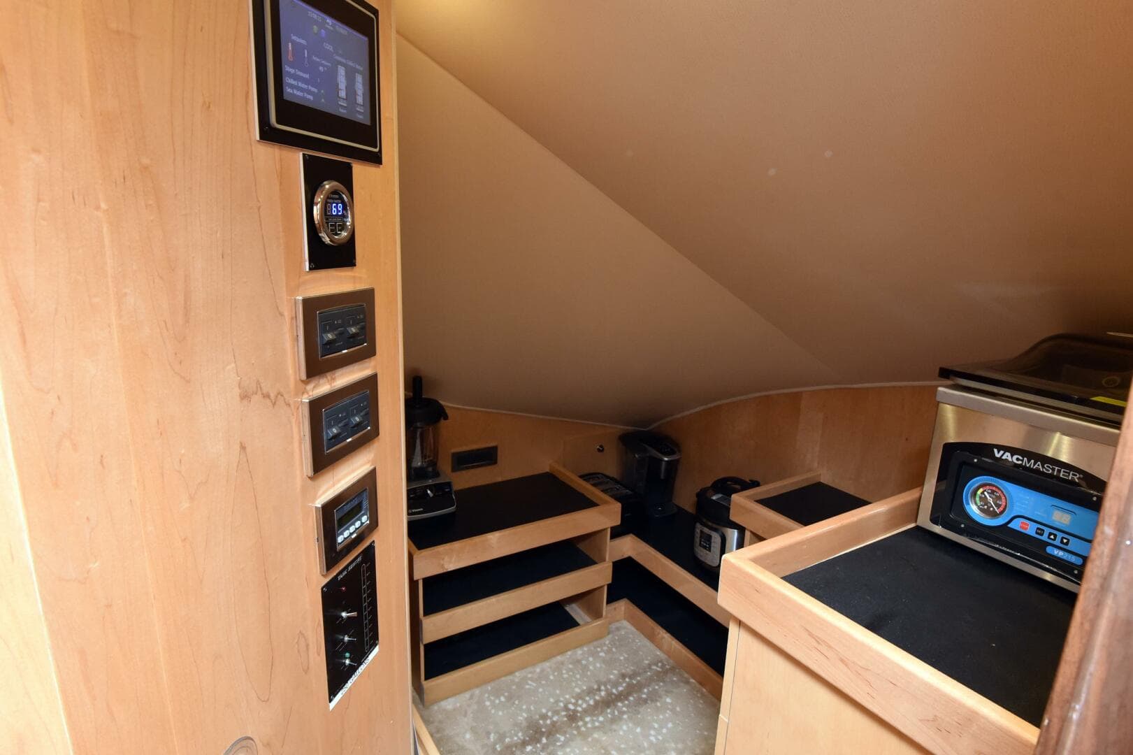 2019 Viking 80 Skybridge — photo 23