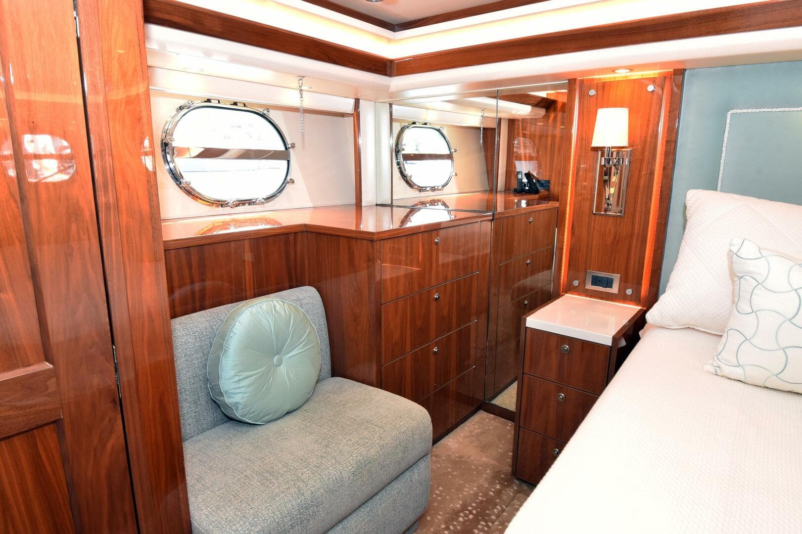 2019 Viking 80 Skybridge — photo 51