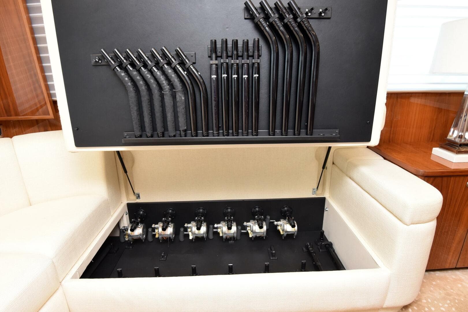 2019 Viking 80 Skybridge — photo 9