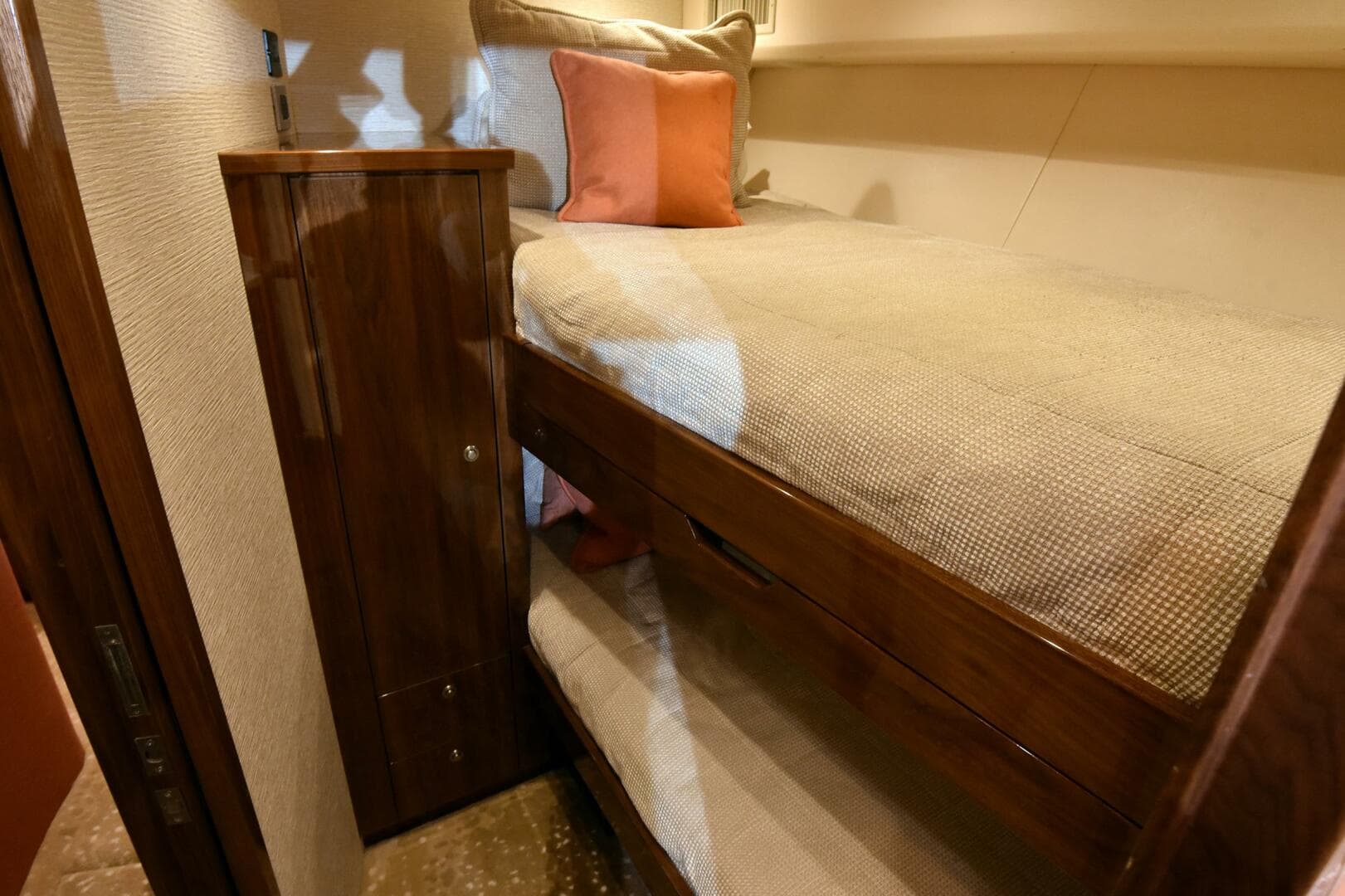 2019 Viking 80 Skybridge — photo 31