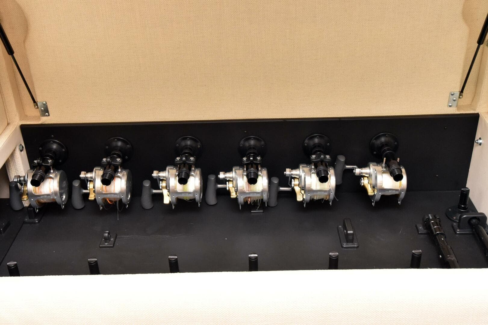 2019 Viking 80 Skybridge — photo 11