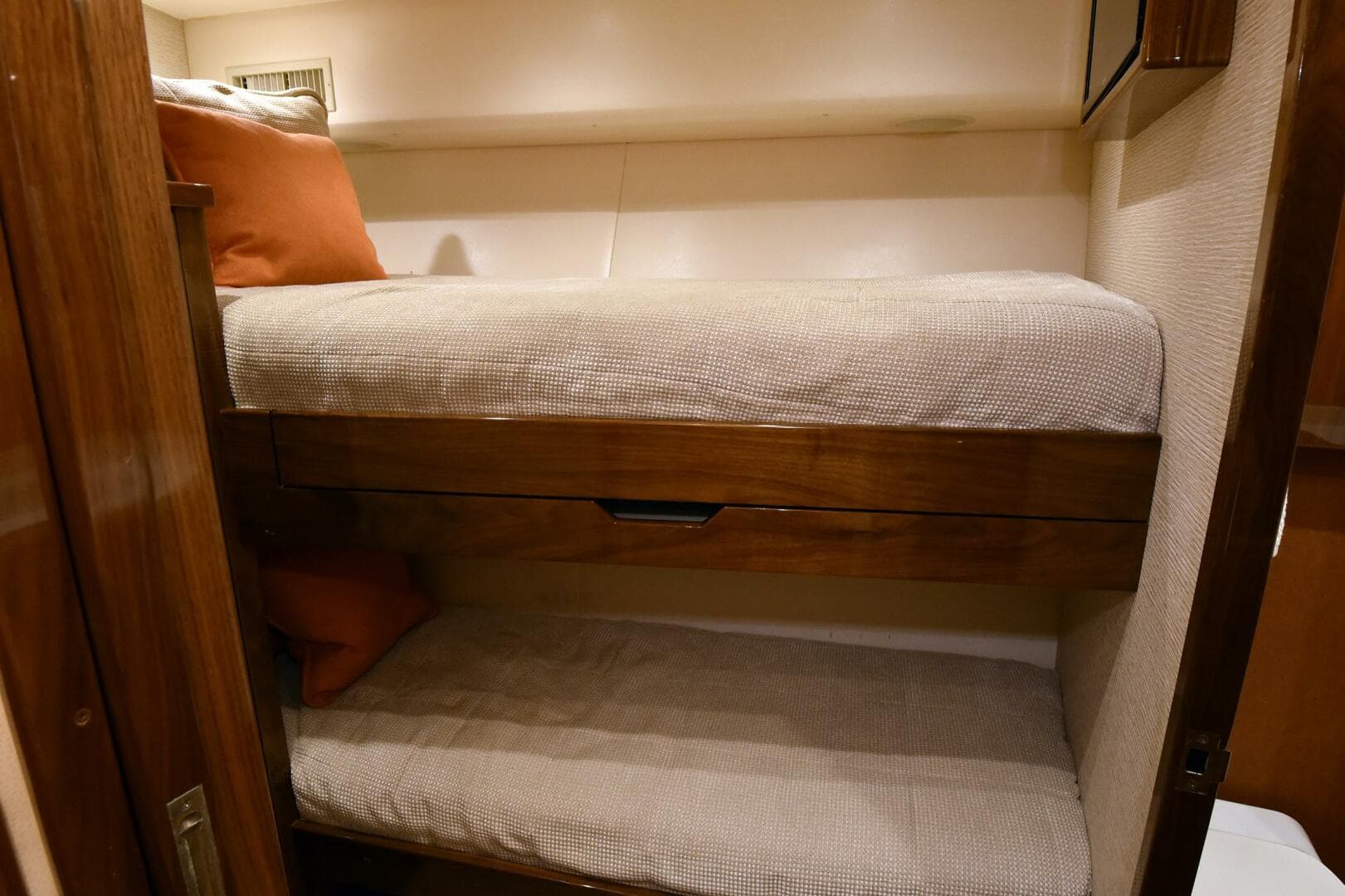 2019 Viking 80 Skybridge — photo 30