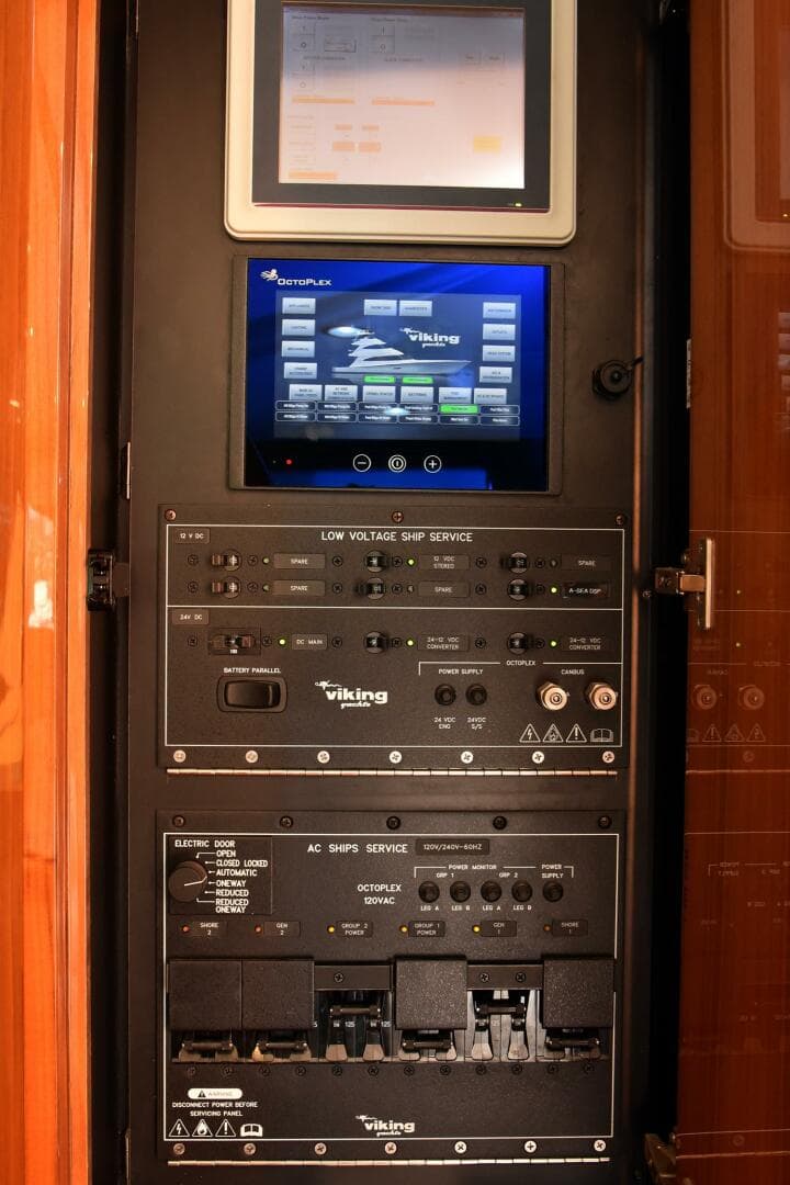 2019 Viking 80 Skybridge — photo 24