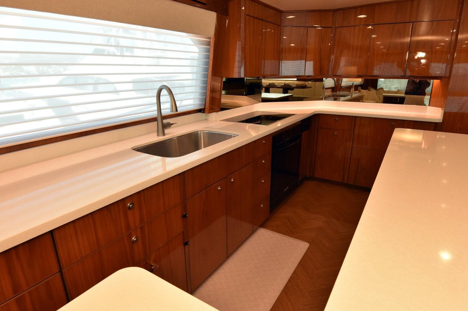 2019 Viking 80 Skybridge — photo 16