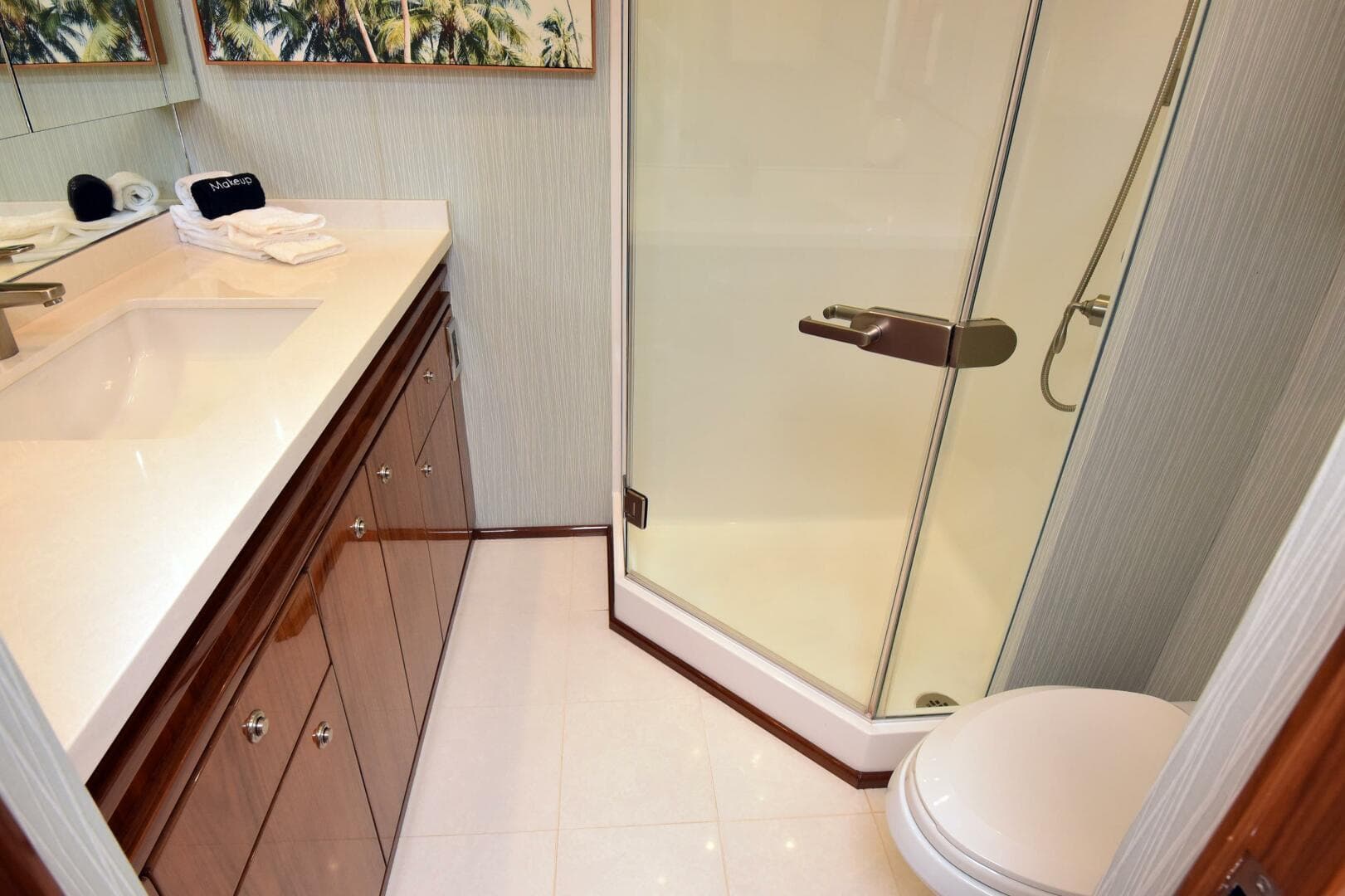 2019 Viking 80 Skybridge — photo 53