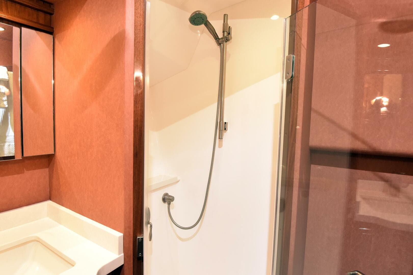 2019 Viking 80 Skybridge — photo 37