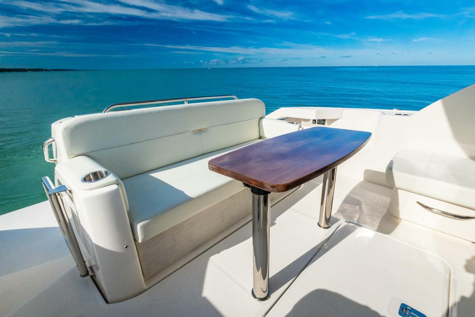 2022 Tiara Yachts 39 Coupe — photo 6