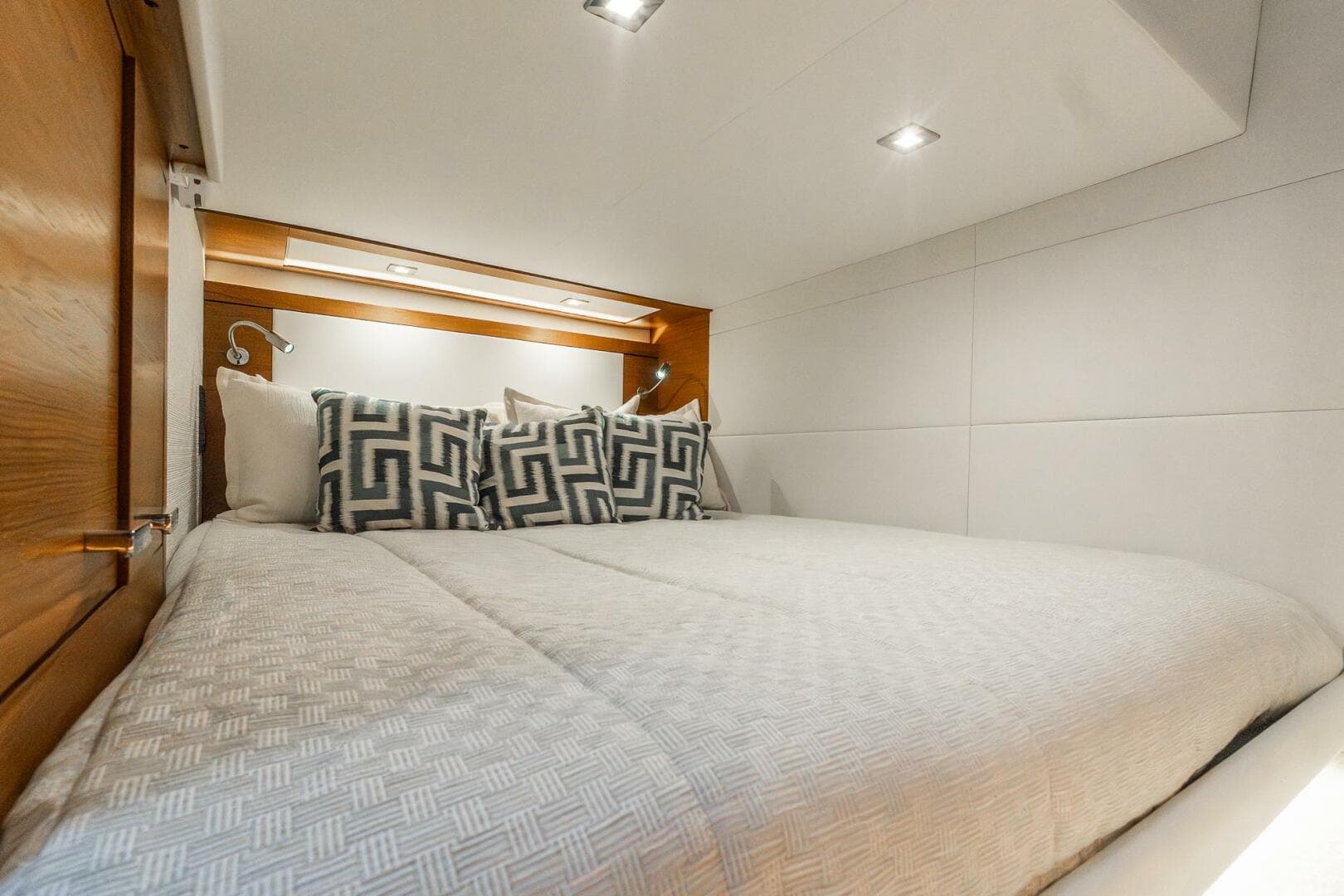 2022 Tiara Yachts 39 Coupe — photo 18