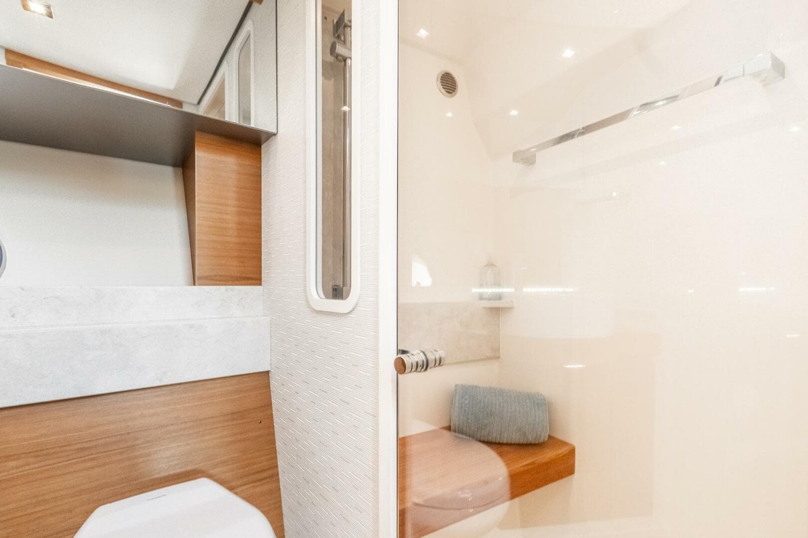 2022 Tiara Yachts 39 Coupe — photo 16