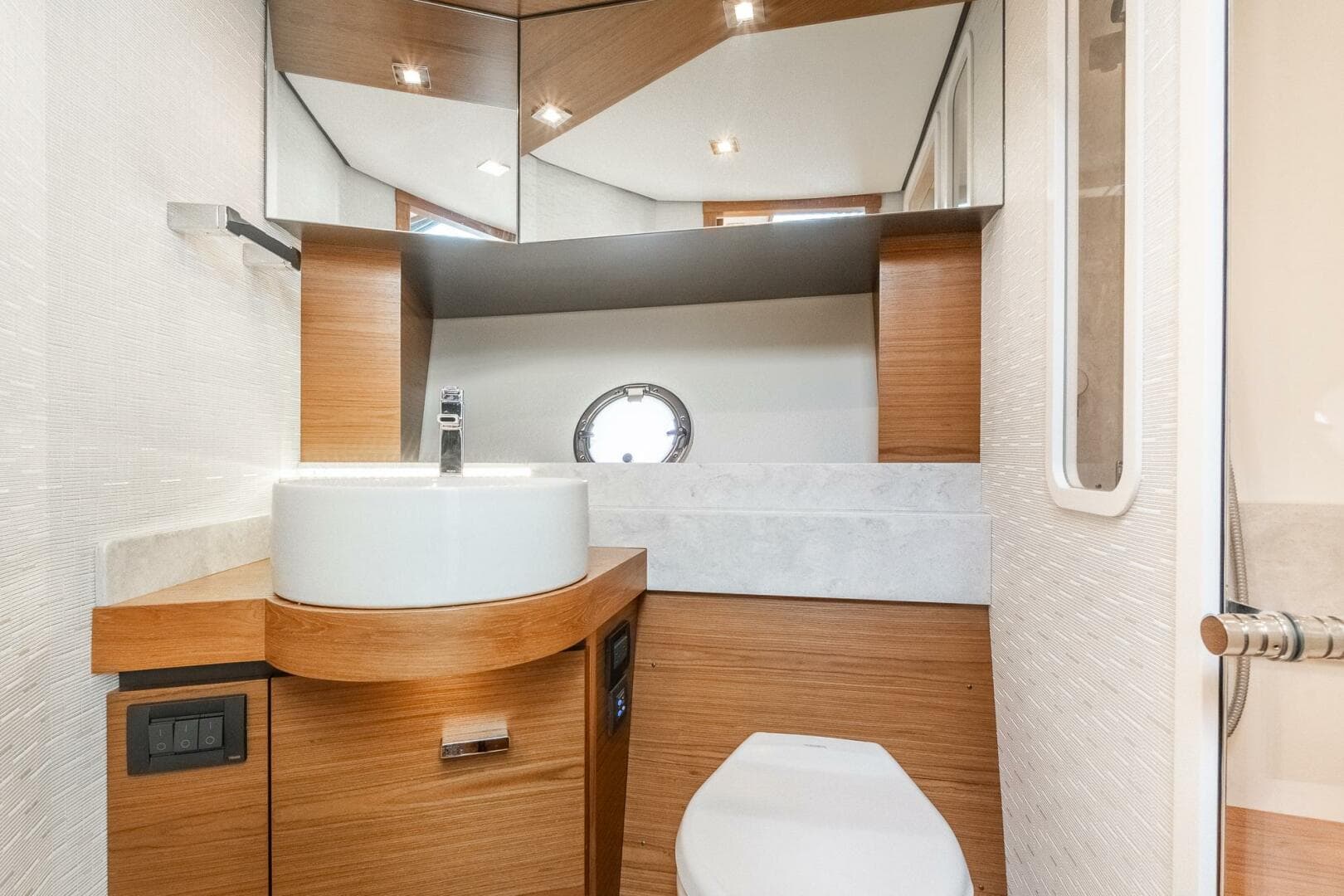 2022 Tiara Yachts 39 Coupe — photo 17