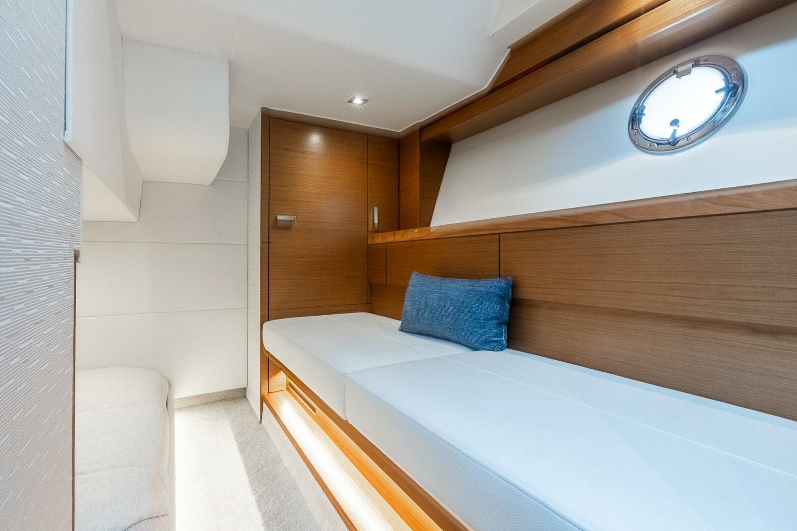 2022 Tiara Yachts 39 Coupe — photo 19