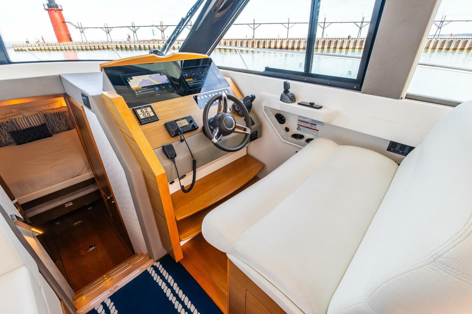 2022 Tiara Yachts 39 Coupe — photo 10