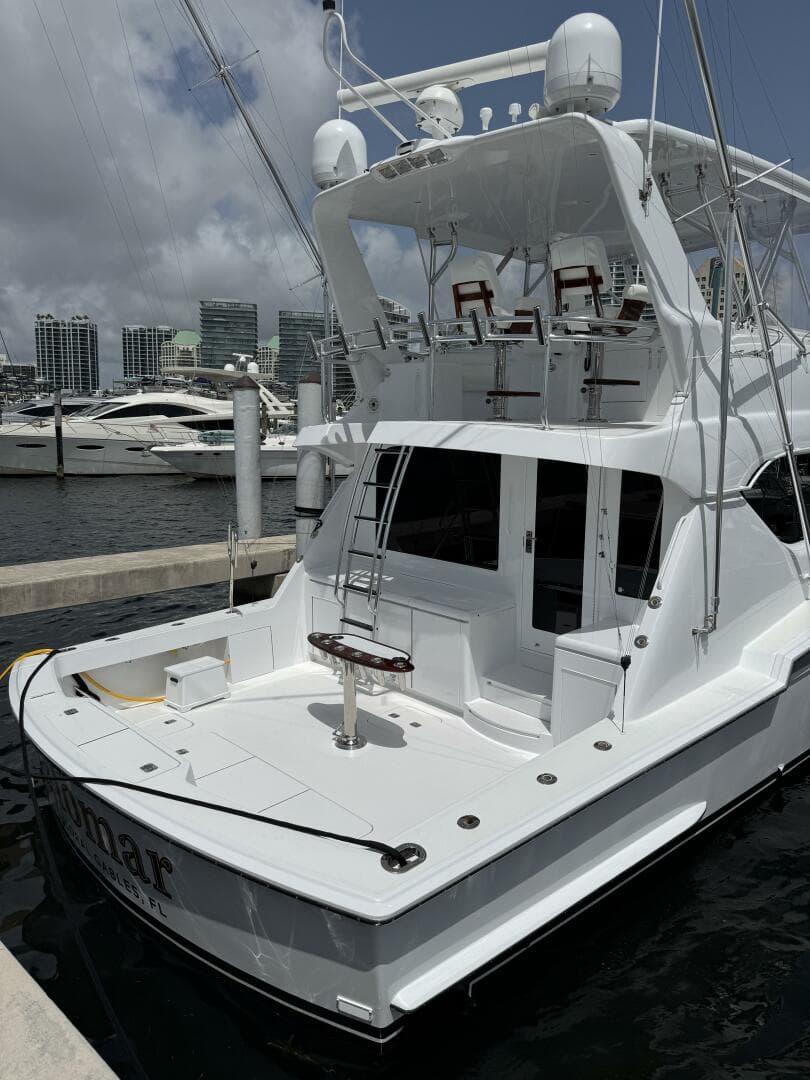 2004 Hatteras 60 Convertible — photo 11