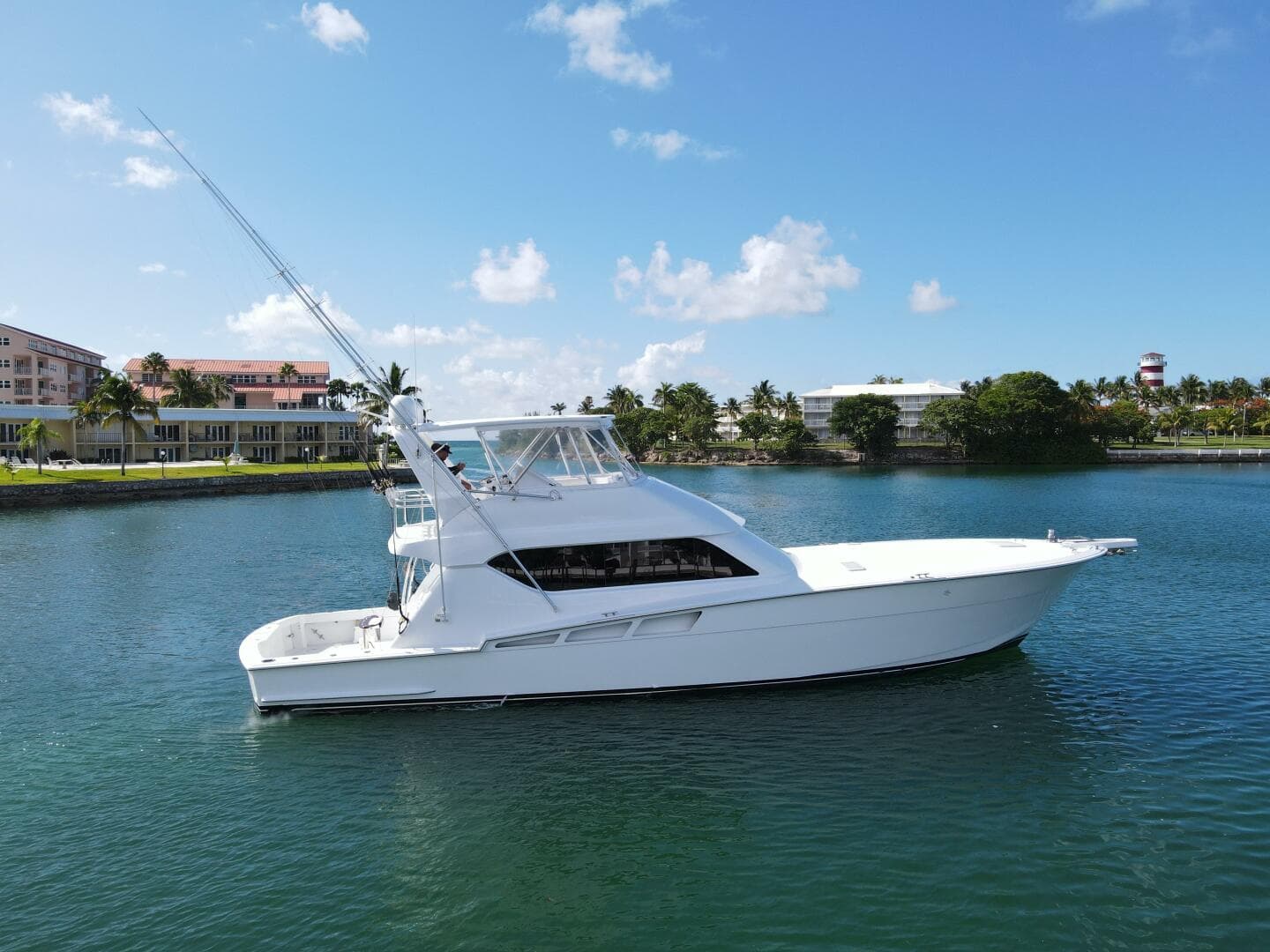 2004 Hatteras 60 Convertible — photo 3