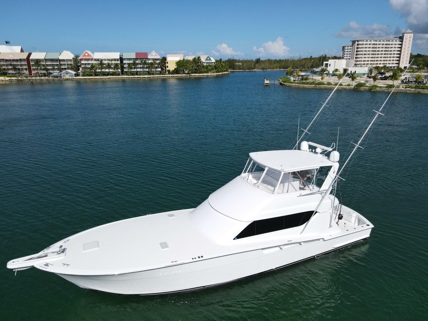 2004 Hatteras 60 Convertible — photo 5