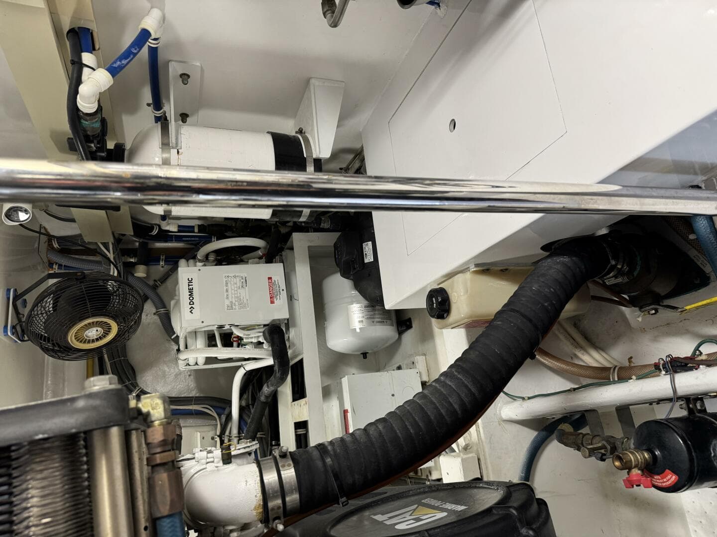 2004 Hatteras 60 Convertible — photo 36