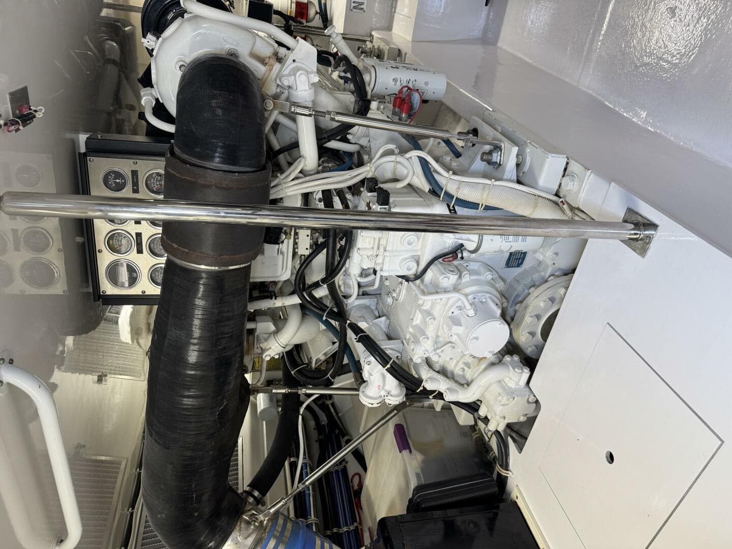 2004 Hatteras 60 Convertible — photo 33