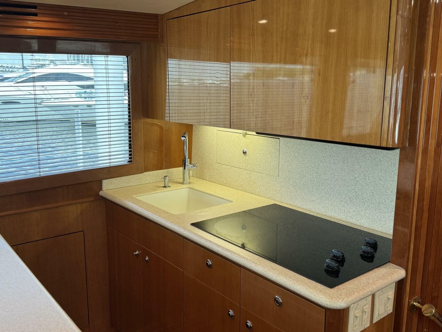 2004 Hatteras 60 Convertible — photo 13