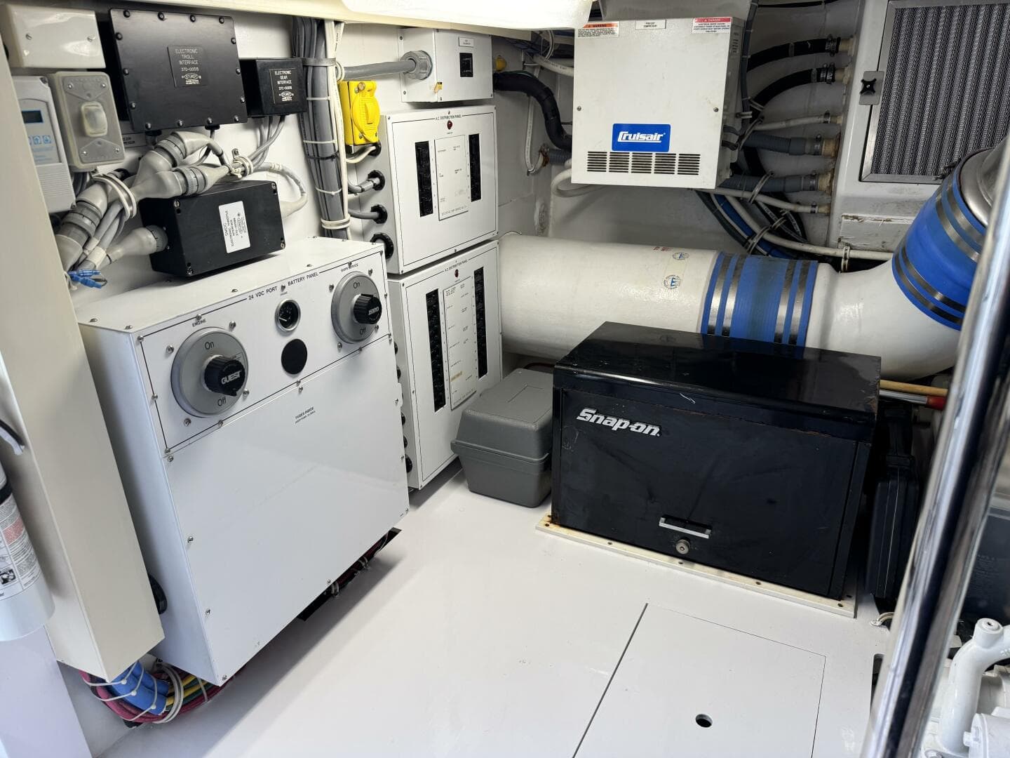 2004 Hatteras 60 Convertible — photo 35