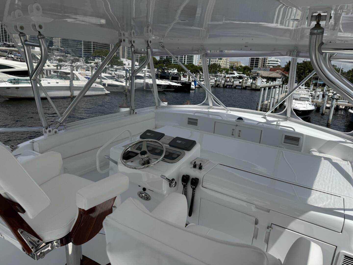 2004 Hatteras 60 Convertible — photo 26