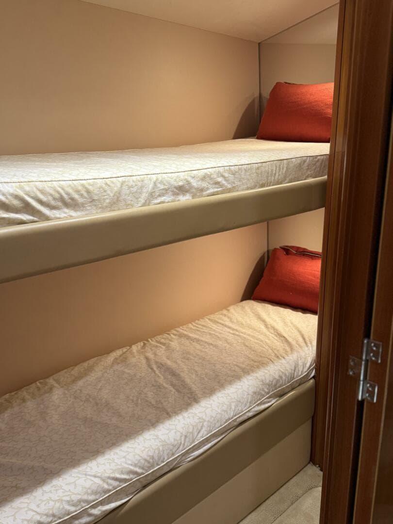 2004 Hatteras 60 Convertible — photo 28