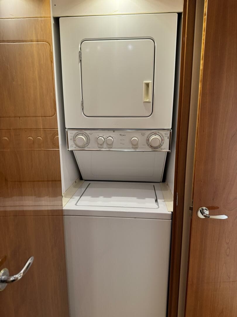 2004 Hatteras 60 Convertible — photo 31