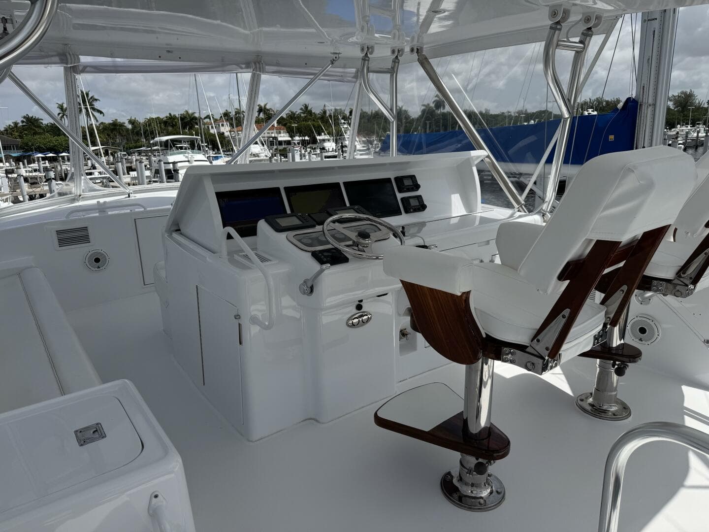 2004 Hatteras 60 Convertible — photo 22