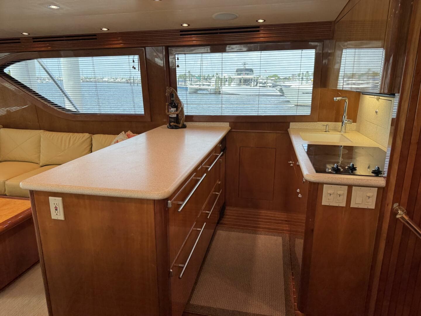 2004 Hatteras 60 Convertible — photo 15