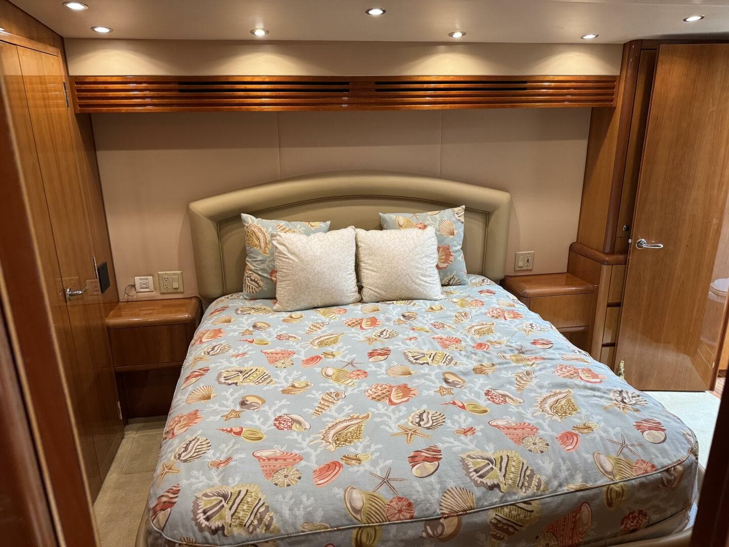 2004 Hatteras 60 Convertible — photo 27