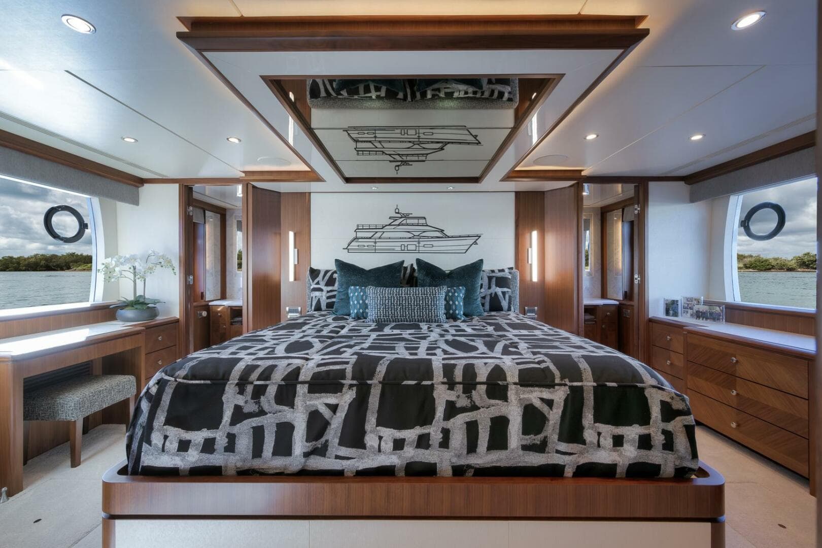 2017 Ocean Alexander 85 — photo 25